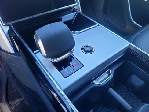 Used 2025 Land Rover Range Rover Long Wheelbase SE AWD/4WD image 19