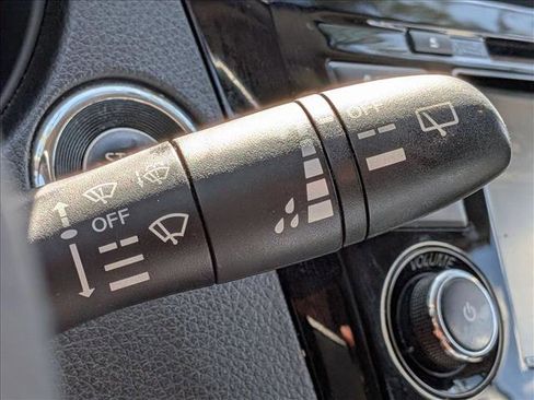 Used 2018 Nissan Rogue SV image 10