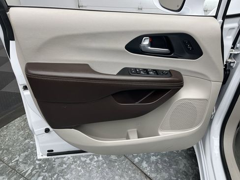 Used 2021 Chrysler Pacifica Touring-L w/ Premium & Safety Sphere Group image 7