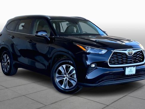 Used 2024 Toyota Highlander XLE FWD image 4