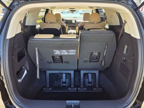 Used 2024 Kia Carnival EX image 13