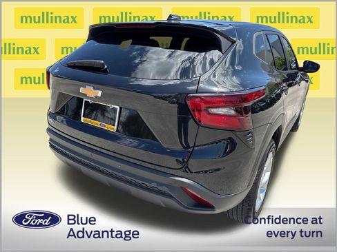 Used 2024 Chevrolet Trax LS w/ LS Convenience Package FWD image 4