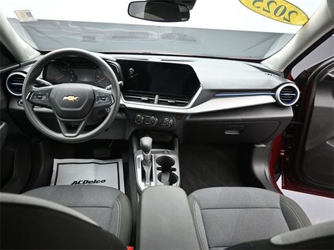 Used 2025 Chevrolet Trax LS image 18
