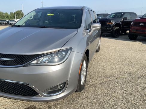 Used 2018 Chrysler Pacifica Touring Plus FWD image 18