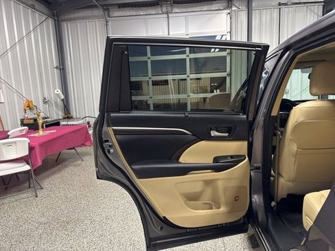 Used 2015 Toyota Highlander Limited image 18