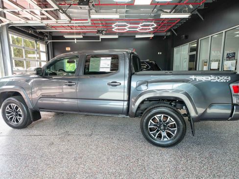 Used 2022 Toyota Tacoma TRD Sport AWD/4WD image 2