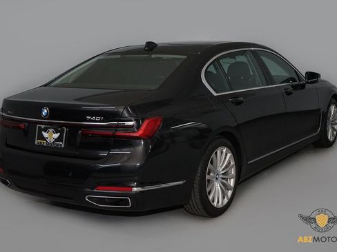 Used 2021 BMW 740i xDrive w/ Premium Package image 6