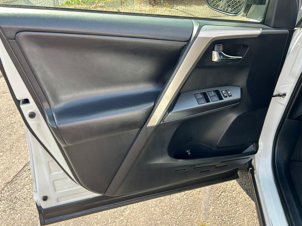 Used 2018 Toyota RAV4 XLE w/ Carpet Mat Package FWD image 11