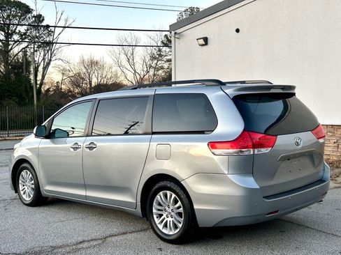 Used 2011 Toyota Sienna XLE image 7