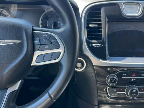 Used 2017 Chrysler 300 Limited image 22