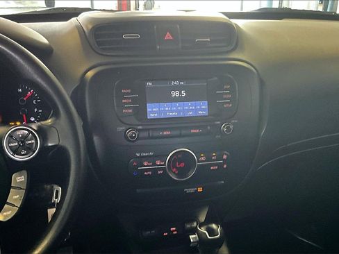 Used 2017 Kia Soul + image 10
