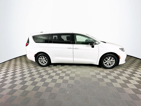 Certified 2024 Chrysler Pacifica Touring-L image 13