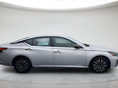 Used 2024 Nissan Altima 2.5 SV FWD image 4