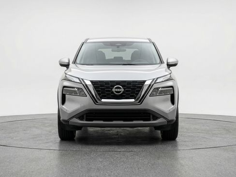 Used 2025 Nissan Rogue SV image 2