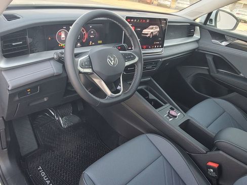 New 2026 Volkswagen Tiguan SE FWD image 18