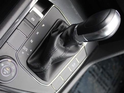 Used 2019 Volkswagen Tiguan SE image 44