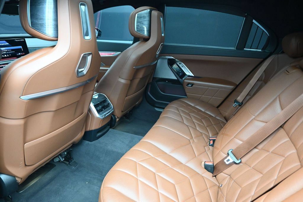 Used 2023 BMW 760i xDrive AWD/4WD image 19