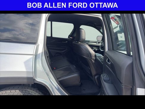 Used 2025 Jeep Grand Cherokee Altitude AWD/4WD image 24
