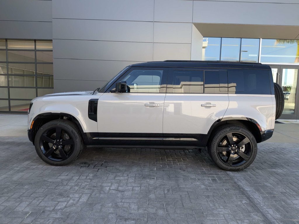 New 2026 Land Rover Defender 110 X-Dynamic SE AWD/4WD image 2