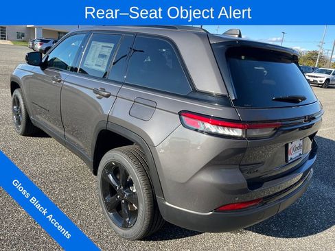 New 2025 Jeep Grand Cherokee Altitude image 28