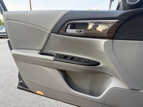 Used 2017 Honda Accord Touring image 16