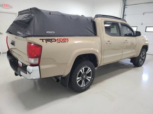 Used 2017 Toyota Tacoma TRD Sport AWD/4WD image 6