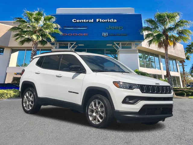 Used 2025 Jeep Compass Latitude w/ Altitude Special Edition AWD/4WD image 2