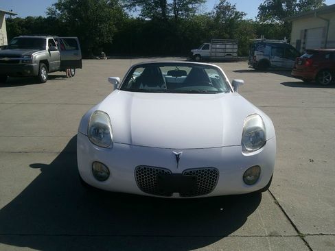 Used 2008 Pontiac Solstice Convertible w/ Premium Package image 2