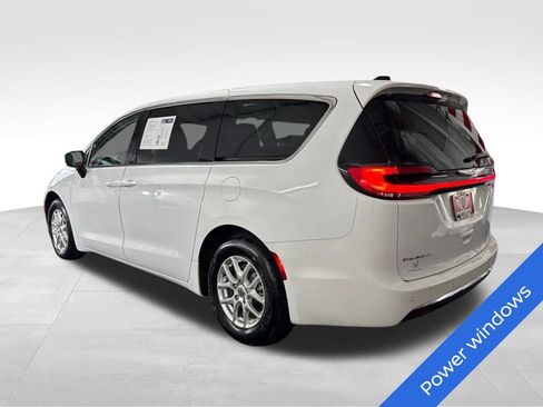 Used 2023 Chrysler Pacifica Touring-L FWD image 7