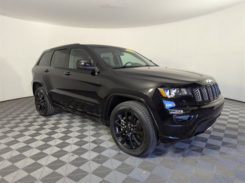 Used 2021 Jeep Grand Cherokee Laredo X image 2