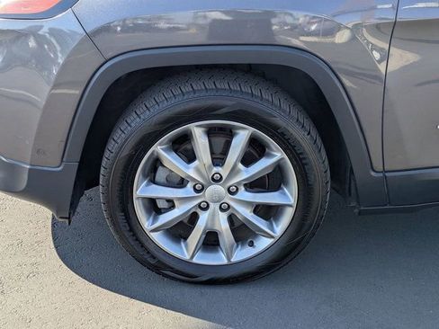 Used 2017 Jeep Cherokee Limited w/ Technology Group FWD image 9