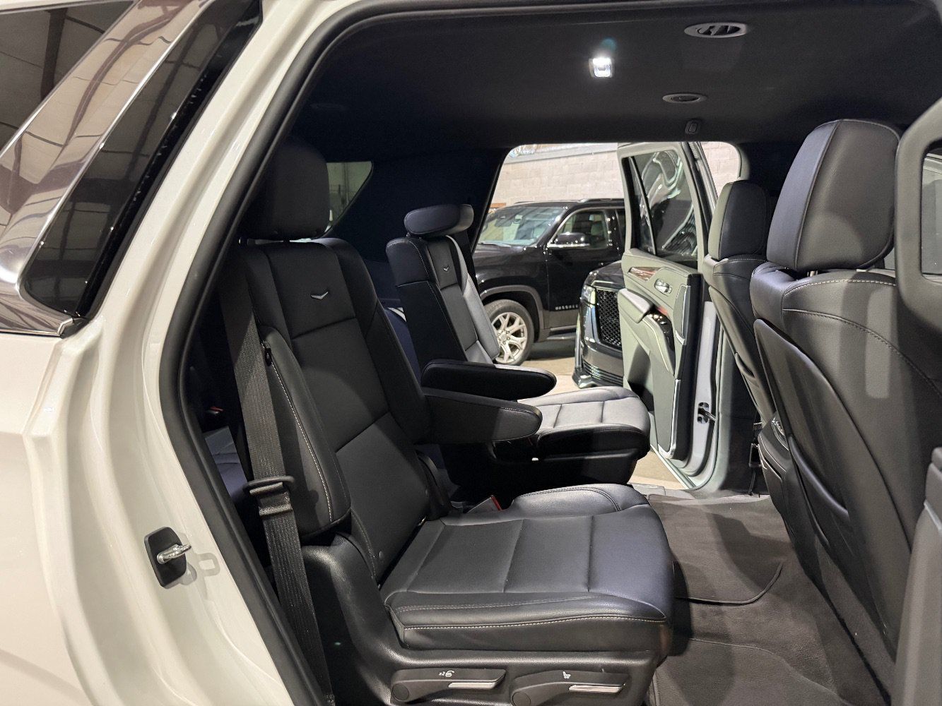 Used 2022 Cadillac Escalade Luxury AWD/4WD image 23