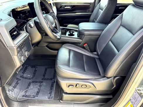 Used 2025 Chevrolet Suburban Z71 image 12