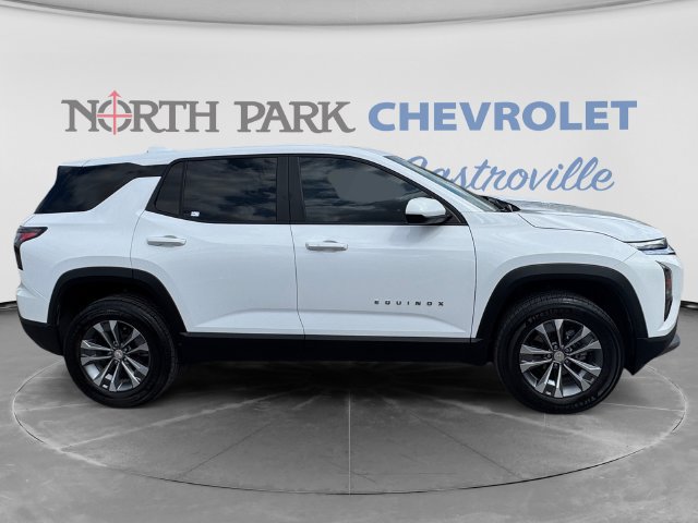 Used 2026 Chevrolet Equinox LT FWD image 2