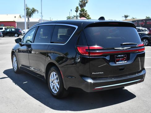 Used 2023 Chrysler Pacifica Touring-L FWD image 6