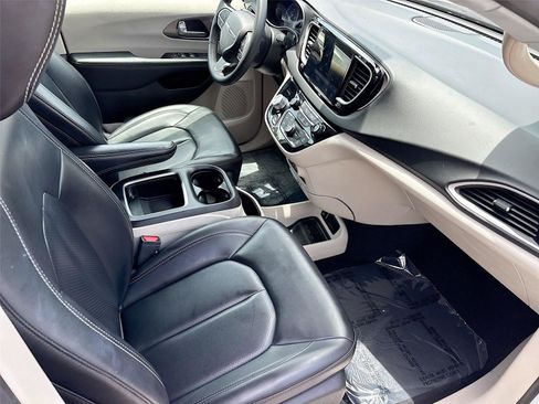 Used 2023 Chrysler Pacifica Touring-L FWD image 29