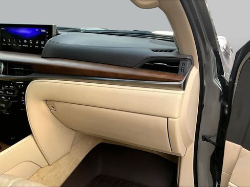 Used 2020 Lexus LX 570 4WD w/ Luxury Package image 19