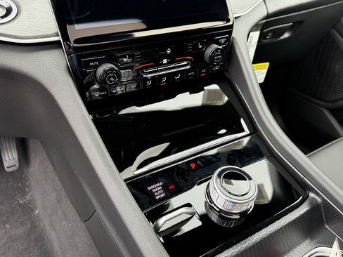 New 2025 Jeep Grand Cherokee Limited w/ Black Appearance Package image 19