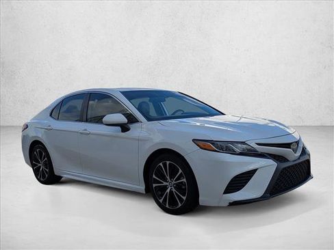 Used 2019 Toyota Camry SE image 3