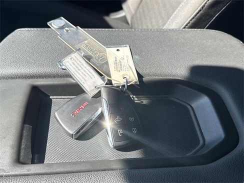 Used 2025 GMC Sierra 1500 SLE image 3