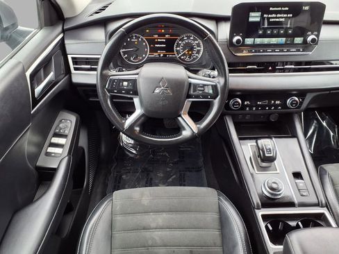 Used 2024 Mitsubishi Outlander SE image 4