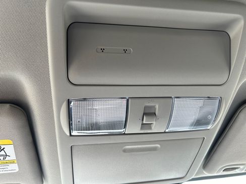 Used 2025 Nissan Frontier SV w/ SV Convenience Package RWD image 15