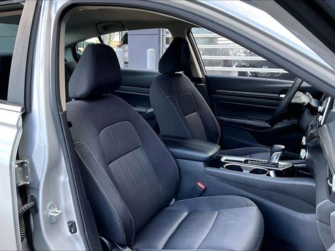 Used 2024 Nissan Altima 2.5 SV image 8