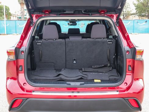 Used 2023 Toyota Highlander LE image 26