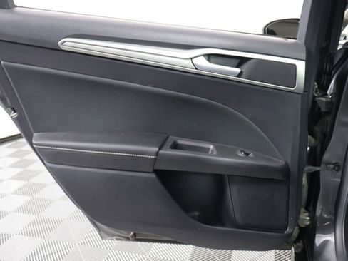 Used 2020 Ford Fusion SE image 18