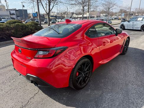 Used 2025 Toyota GR86 Premium w/ Performance Package image 11