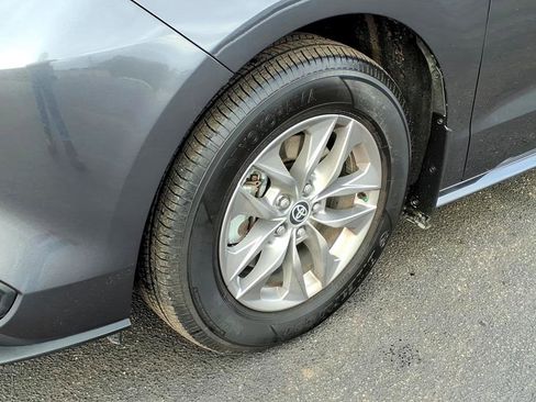 Used 2025 Toyota Sienna XLE image 9