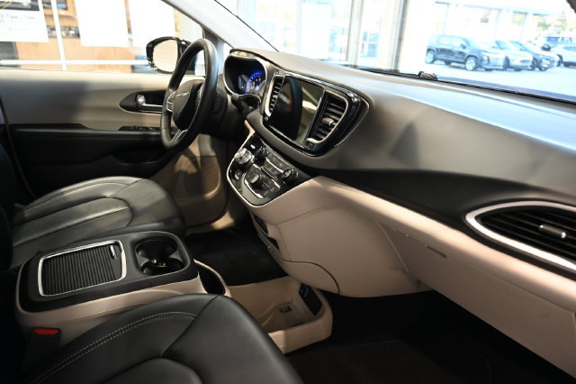 Used 2024 Chrysler Pacifica Touring-L FWD image 13