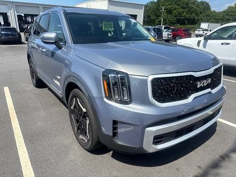 Used 2023 Kia Telluride EX w/ EX Captain's Chair Package AWD/4WD image 3