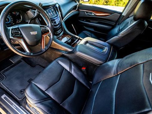 Used 2018 Cadillac Escalade Luxury image 5
